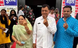 Industry Minister cast his vote with his family, appealed to the general voters to cast their votes 100%, voted at polling booth number 76, Kohadia School of Korba Assembly, Chhattisgarh, Khabargali