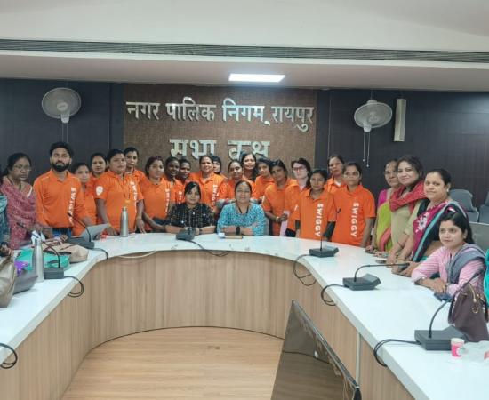 Through startup, the corporation provided employment to 20 women in Swiggy, Raipur Municipal Corporation Commissioner Abinash Mishra, NULM in-charge Dr. Tripti Panigrahi, Consultant Mission Manager Sushma Mishra, Khabargali