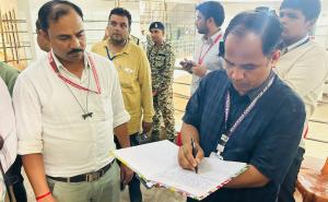 The fate of 168 candidates is sealed in the strong room, all EVMs were kept under tight security and CCTV camera surveillance in the presence of representatives of second phase candidates, Raipur District Election Officer, Chhattisgarh, Lok Sabha Elections, Khabargali