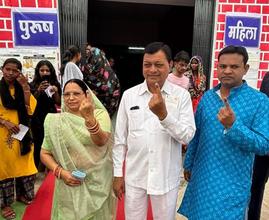 Industry Minister cast his vote with his family, appealed to the general voters to cast their votes 100%, voted at polling booth number 76, Kohadia School of Korba Assembly, Chhattisgarh, Khabargali