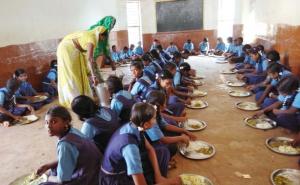 State government takes strict action after incident of phenyl in food, CCTV cameras to be installed in kitchens of all schools Chhattisgarh News Raipur hindi news khabargali 