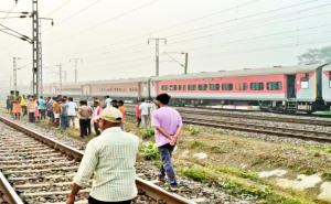 Constable hit by train, dies while crossing railway tracks raigarh hindi news big news khabargali 