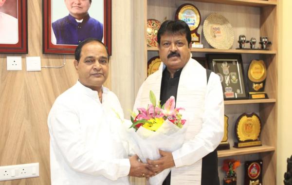 PDS system will be further strengthened in Chhattisgarh: Chairman of Civil Supplies Corporation Sanjay Srivastava studied the successful model of Odisha and made a courtesy call on Odisha Food Minister Shri Krishna Chandra Patra. Raipur, Khabargali