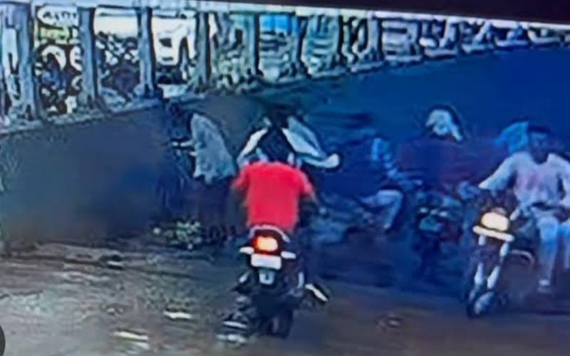 Businessman robbed of Rs 5 lakh in broad daylight while returning home after withdrawing money from bank hindi News Big News latest news khabargali 