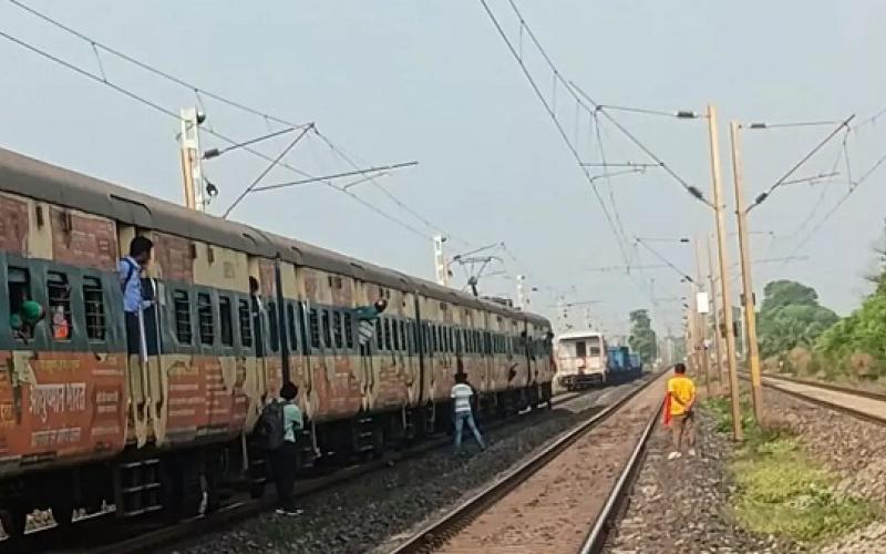 Another train accident averted in Chhattisgarh, three trains collided on the same track, causing panic among passengers. Cg big News latest News khabargali 