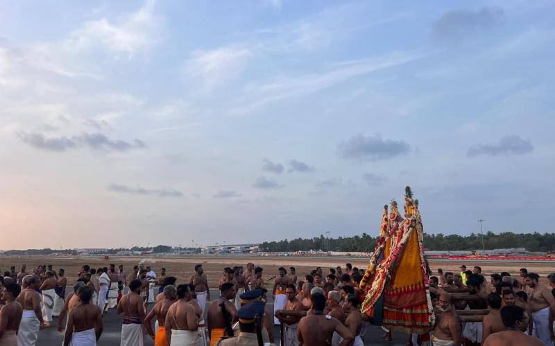 Flights halted, faith took flight... A unique religious procession descended on the runway of Thiruvananthapuram airport; the airport runway became a sacred route during Painkuni Aarattu in the Kerala capital; flights halted at Thiruvananthapuram airport; a centuries-old temple procession passed through the runway; built by the Travancore royal family in 1932, the airport, now operated by the Adani Group, carried on the historical tradition. Khabargali