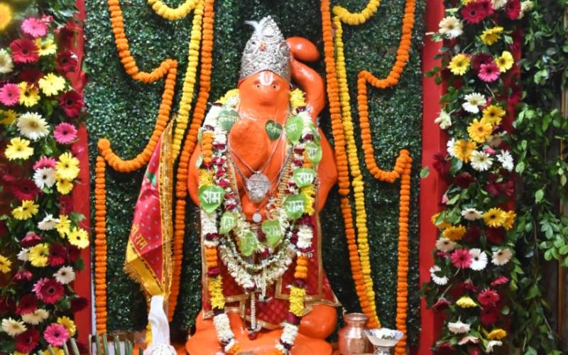 Celebration of birth anniversary at Shri Chintahar Hanuman Temple in Chaubey Colony: 1000 devotees recited Chalisa together, devotees danced to the hymns, crowd gathered to see Hanuman Ji seated in the cradle swing, Bhajan singer Sachin Gupta and party, organiser Deepak Naresh Kedia, Raipur, Chhattisgarh, Khabargali