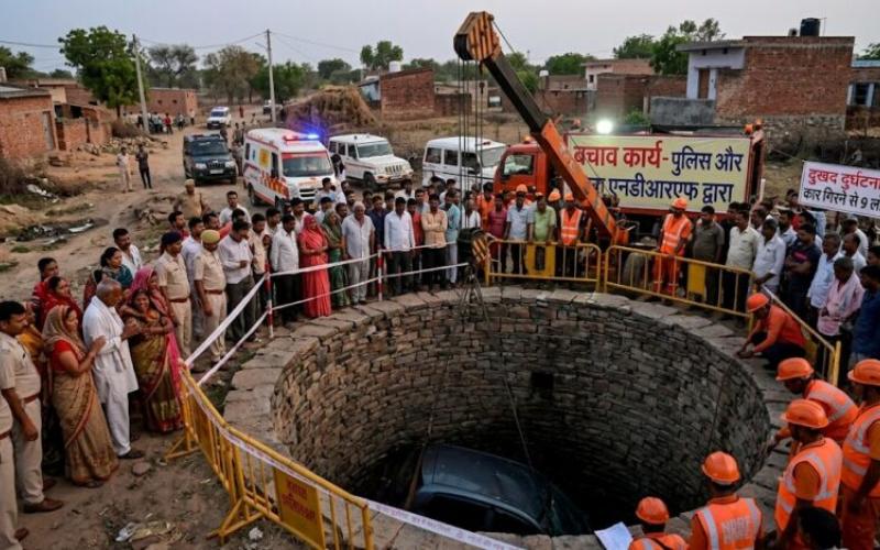  9 people died after a car fell into a well, including 5 from the same family. hindi news latest news khabargali 