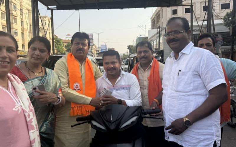 BJP's historic victory in Bengal celebrated in Raipur, Civil Supplies Corporation Chairman Sanjay Srivastava fed 'Jhalmuri' to passersby, credited Modi wave and hard work of workers, Raipur, Chhattisgarh, Khabargali