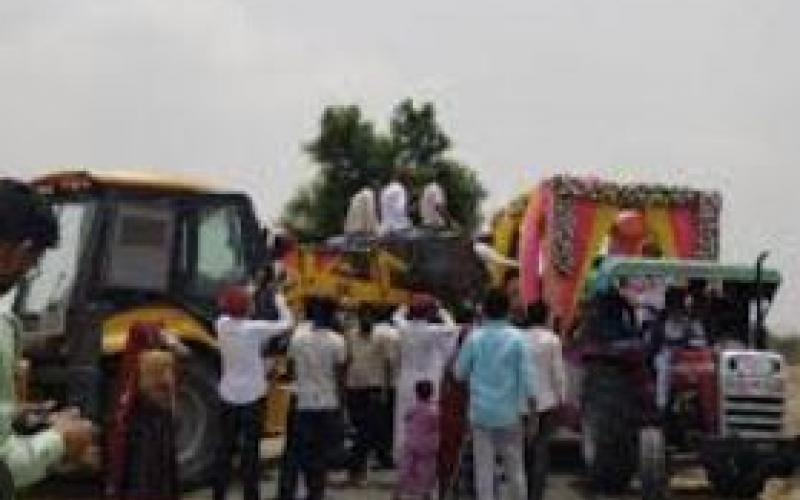 The groom arrived with 51 tractor-trolleys, and the bride's side welcomed him with a JCB. The unique wedding is being widely discussed. hindi news Rajathan news khabargali 