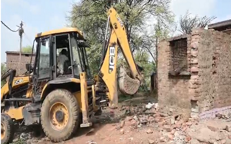 Bulldozers raze 80 houses in Nakti village; 60 families relocated to Naya Raipur. Hindi news latest news khabargali 