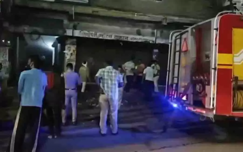 Government liquor shop engulfed in flames at midnight; panic ensues opposite the railway station. latest News hindi News khabargali 
