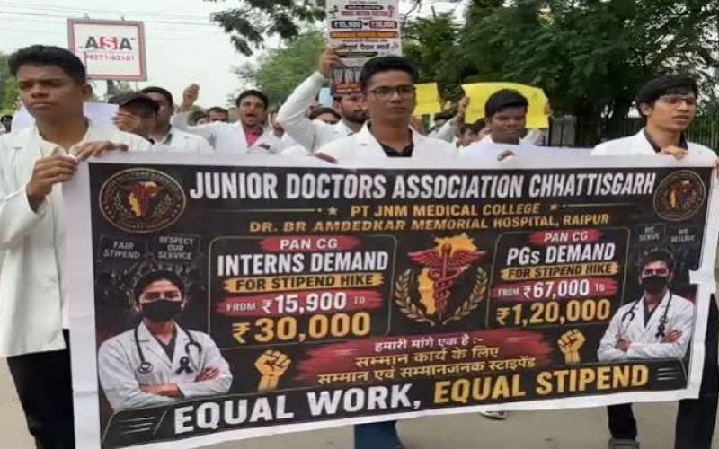  MBBS intern doctors protest, demand hike in stipend to ₹30,000. raipur chhattisgarh hindi news khabargali 