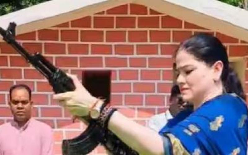 SP Ankita Sharma receives notice from PHQ; video of her firing an AK-47 into the air on Vijayadashami had gone viral rajanadgaon news hindi news 