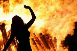 Woman dies in fire, dowry death case filed against husband hindi News Big News latest News khabargali 