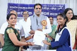 MLA Rajesh Munat presented cheques of ₹5,000 each to 36 meritorious students, gifted smart class and solar panels to Pt. Ravishankar Shukla University Campus School, Raipur, Chhattisgarh Khabargali