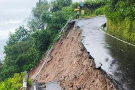 Heavy rains wreak havoc in Darjeeling; bridge collapses, 20 dead, several missing hindi News big News latest News khabargali 