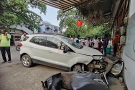 Major accident in Raipur: High-speed new car rams into shop, girl seriously injured