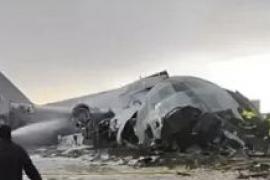 A plane carrying currency notes crashes in Bolivia, killing 15; a looting of currency notes follows the accident. hindi news latest khabargali 