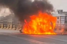A moving car caught fire on an overbridge in Raipur, causing panic. Raipur chhattisgarh hindi news khabargali 