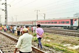 Constable hit by train, dies while crossing railway tracks raigarh hindi news big news khabargali 