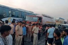  Truck crushes bike riders, tragic death of mother and son, uncle and niece critical hindi news 
