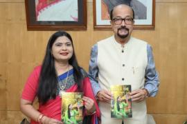 Governor Ramen Deka released Pooja Agarwal's book 'Mati Ke Pankh', Raipur, Chhattisgarh, Khabargali