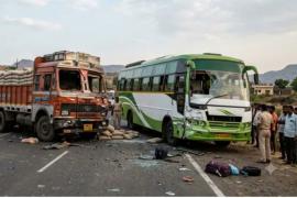 Bus traveling from Hyderabad to Vijayawada collides violently with a truck; 6 dead (including 5 women), 20 injured hairdrabad  news hindi news khabargali