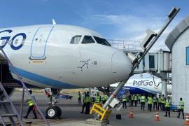  IndiGo aircraft hits pole while parking at Srinagar Airport; passengers have a narrow escape. hindi news latest news khabargali 