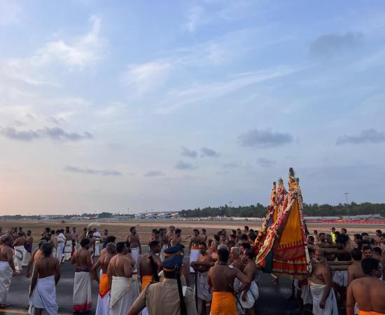 Flights halted, faith took flight... A unique religious procession descended on the runway of Thiruvananthapuram airport; the airport runway became a sacred route during Painkuni Aarattu in the Kerala capital; flights halted at Thiruvananthapuram airport; a centuries-old temple procession passed through the runway; built by the Travancore royal family in 1932, the airport, now operated by the Adani Group, carried on the historical tradition. Khabargali