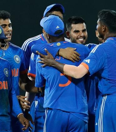 The sounds of Phaag echoed in Sadar Bazaar: A flood of traders gathered at the Holi Milan of Sarafa Association, Seth Nathuram Holika Utsav Samiti, Raipur, Chhattisgarh, Khabargali