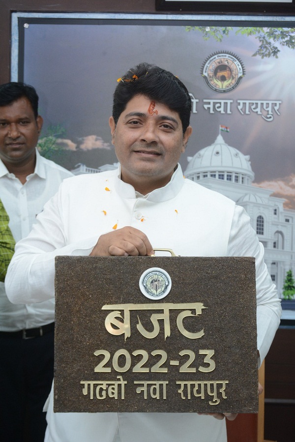 Budget, Raipur Municipal Corporation year 2022-23, Mayor Ejaz Dhebar, Briefcase made of cow dung, Governor Anusuiya Uikey, Chhattisgarh, Khabargali