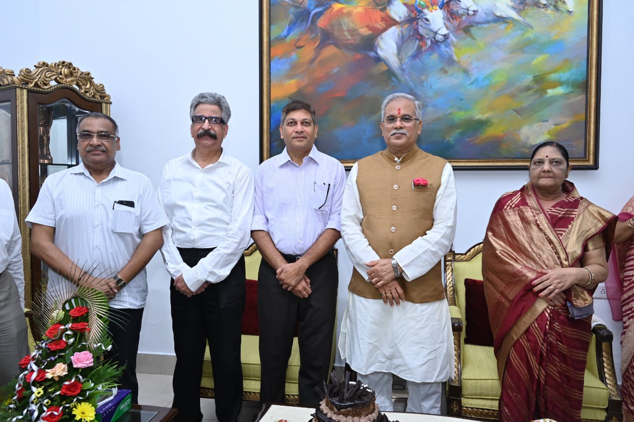 Khabargali Exclusive, interesting picture, Chief Minister Bhupesh Baghel turns 61, birthday celebrated like this, CM House, Chhattisgarh, Raipur