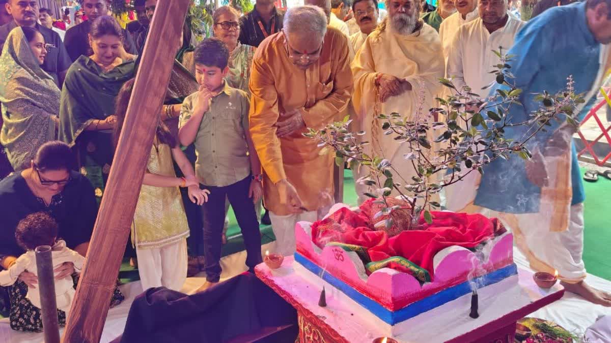 Hareli in the Chief Minister's residence, Chief Minister Baghel congratulated Hareli by riding on a Chhattisgarhian style swing and cart, running a lattu on his hand, traditional tools, instruments, animals and shepherd's clothes, exhibition of jewellery, khabargali