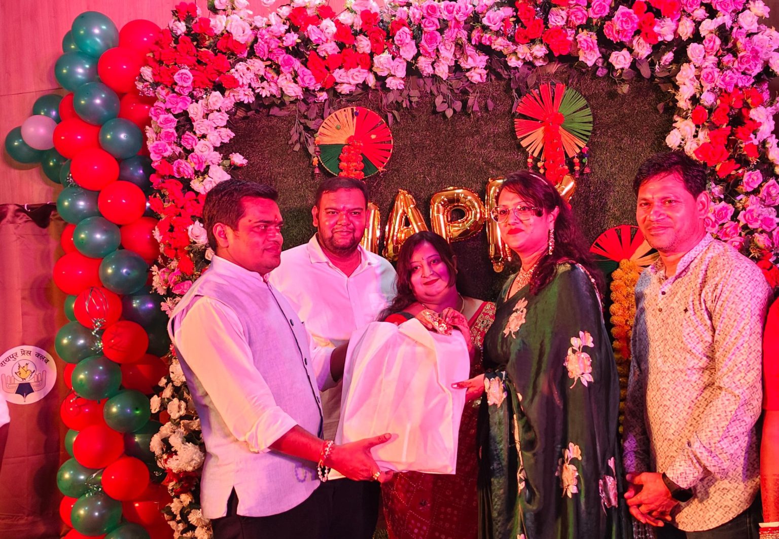 Raipur Press Club Teej Festival, Raipur Press Club painted in the colors of Teej, Laxmi Rajwade, Laxmi Verma and Bhavna Bohra increased the enthusiasm of women journalists by doing ramp walk, Teej Queen Neha Srivastava, Hariyali Queen Madhumita Pal, Ambika Mishra Hariyali Queen, Women Journalist Teej Festival, Raipur Teej Festival, Laxmi Rajwade Teej Festival Raipur Press Club News, Chhattisgarh, Khabargali