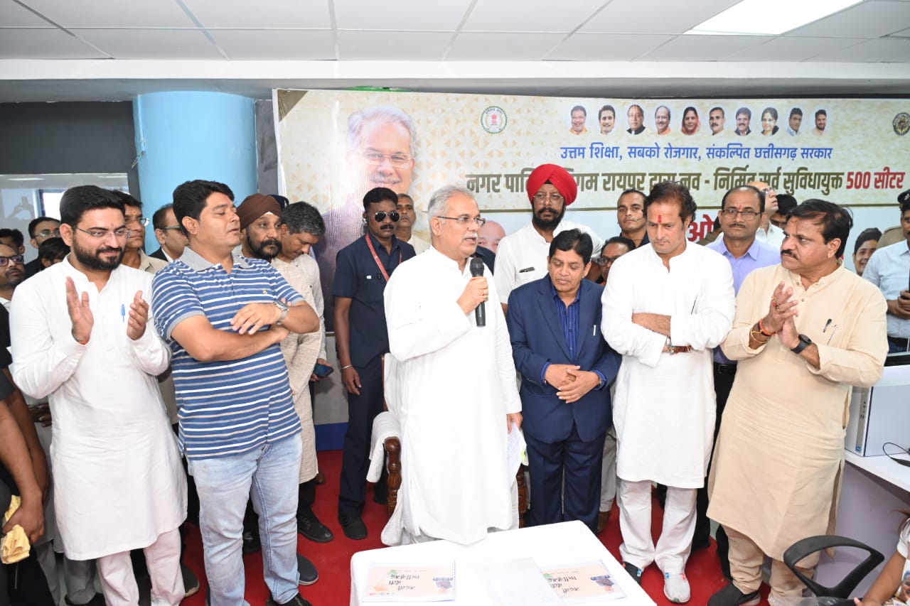 Chief Minister Bhupesh Baghel cut a cake of 150 feet length on his birthday, gifted BPO to the youth, BPO started in multilevel parking in front of collectorate, Raipur, Chhattisgarh,khabargali