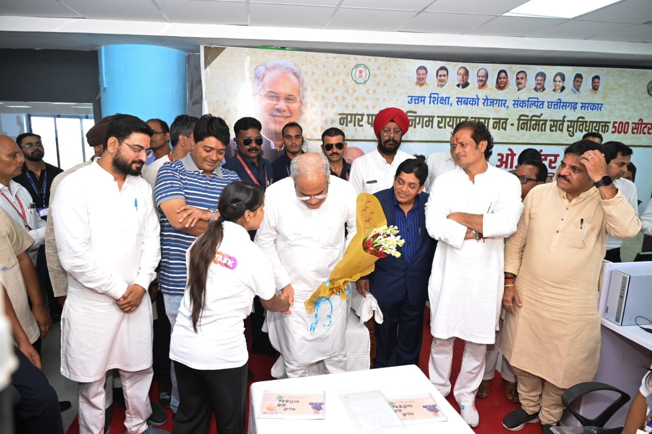 Chief Minister Bhupesh Baghel cut a cake of 150 feet length on his birthday, gifted BPO to the youth, BPO started in multilevel parking in front of collectorate, Raipur, Chhattisgarh,khabargali