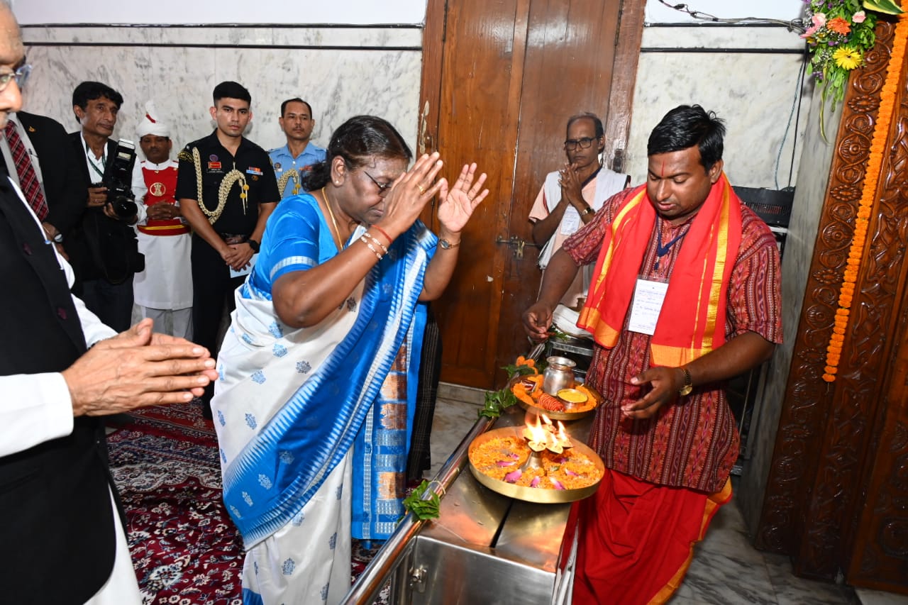 President Draupadi Murmu offered prayers at Lord Jagannath Temple located in Gayatri Nagar, Lord Jagannath, Balbhadra Ji and Subhadra Ji, Raipur, Chhattisgarh, Khabargali.