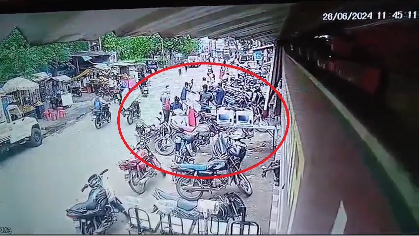 In Chhattisgarh, a college girl was stabbed in broad daylight, people kept watching as spectators  21 year old college student Ranjana Yadav daughter of Rajendra Yadav stabbed to death in front of State Bank in residential area of ​​Gaurela police station area of ​​GPM district, accused Durgesh Prajapati, Khabargali
