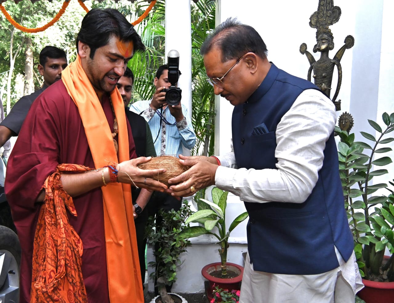 Religious conversion is more dangerous than Naxalism: Pandit Dhirendra Shastri, Chief Minister took blessings from Peethadheeshwar of Bageshwar Dham, Pandit Dhirendra Shastri, Raipur, Khabargali