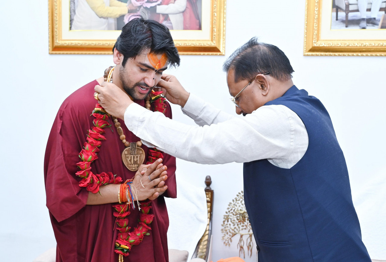 Religious conversion is more dangerous than Naxalism: Pandit Dhirendra Shastri, Chief Minister took blessings from Peethadheeshwar of Bageshwar Dham, Pandit Dhirendra Shastri, Raipur, Khabargali