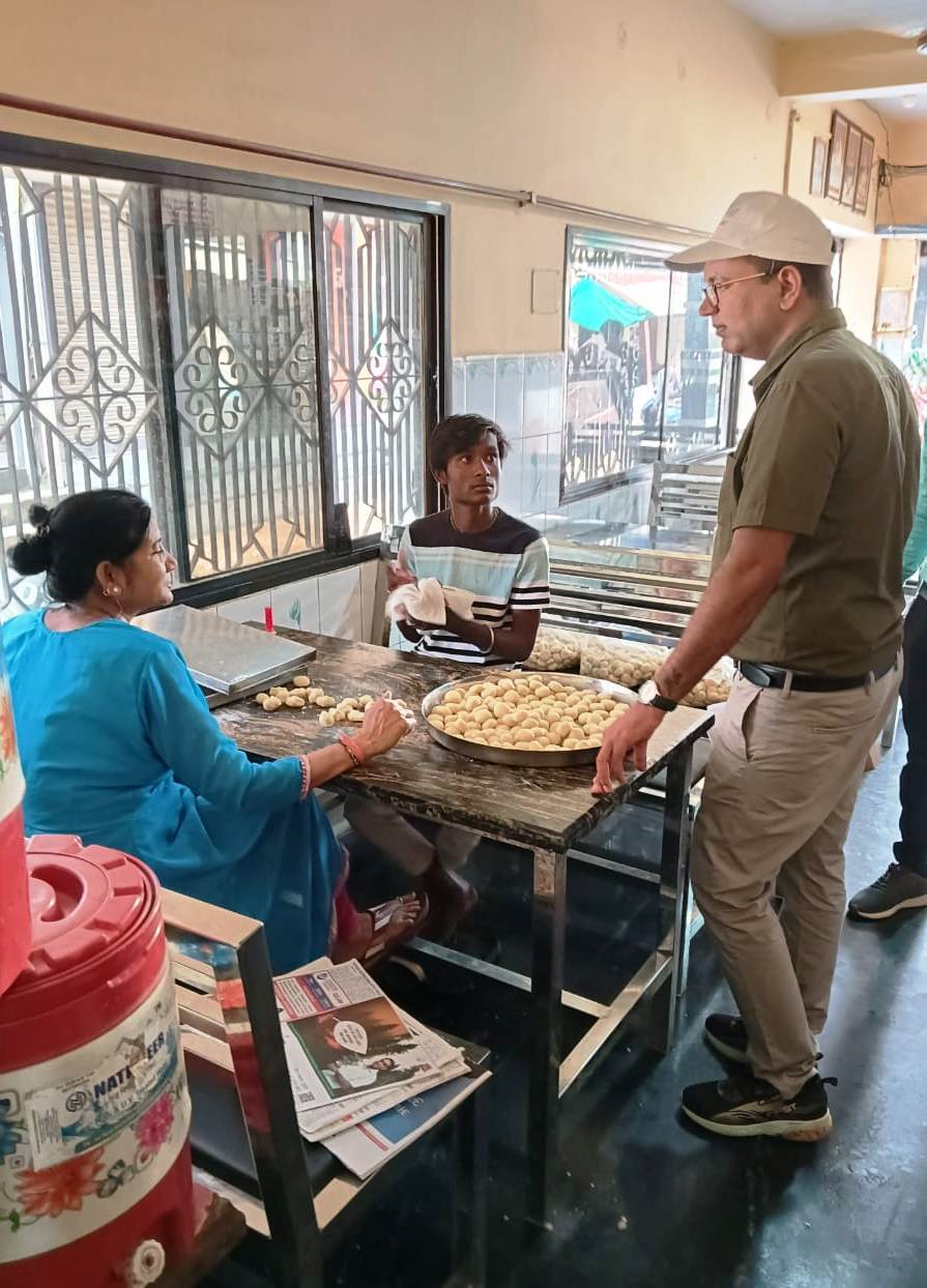 Inspection of hotels, dhabas and street food vendors under Bane Khabo-Bane Rahibo campaign More than 55 samples taken by mobile laboratory vehicle Raipur, Kanker, Chhattisgarh, Khabargali, State Government's Public Health and Family Welfare Department and Controller, Food and Drug Administration