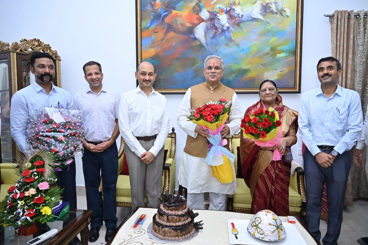 Khabargali Exclusive, interesting picture, Chief Minister Bhupesh Baghel turns 61, birthday celebrated like this, CM House, Chhattisgarh, Raipur