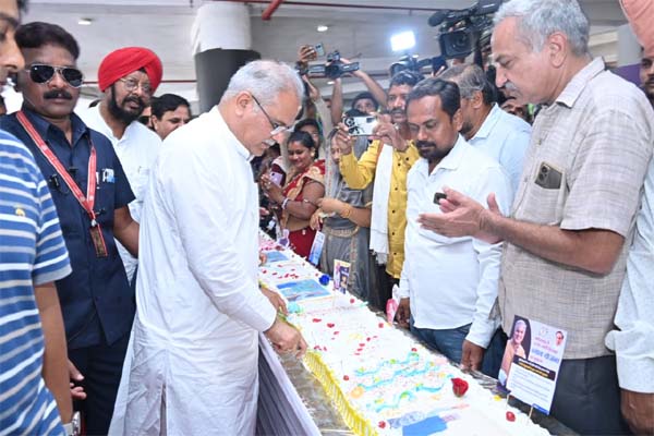 Chief Minister Bhupesh Baghel cut a cake of 150 feet length on his birthday, gifted BPO to the youth, BPO started in multilevel parking in front of collectorate, Raipur, Chhattisgarh,khabargali