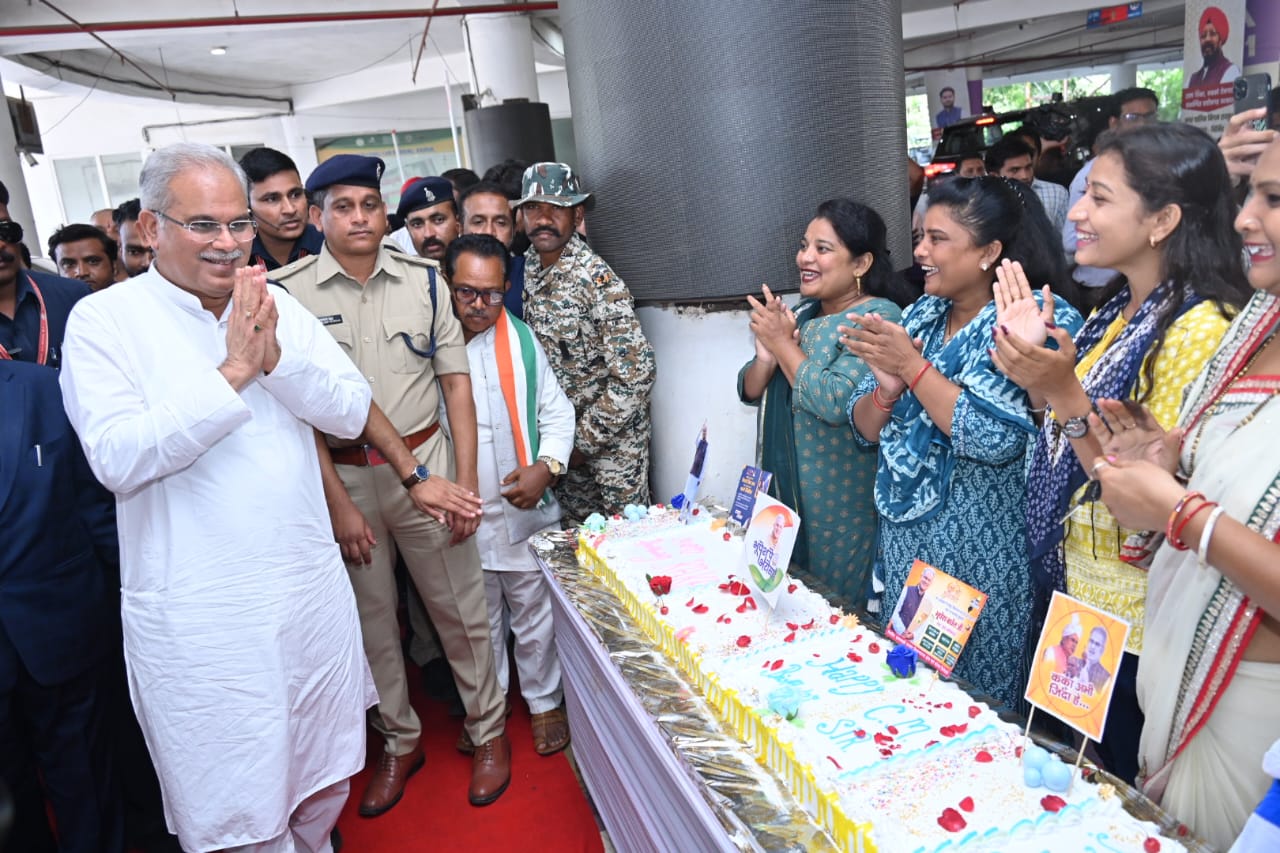 Chief Minister Bhupesh Baghel cut a cake of 150 feet length on his birthday, gifted BPO to the youth, BPO started in multilevel parking in front of collectorate, Raipur, Chhattisgarh,khabargali
