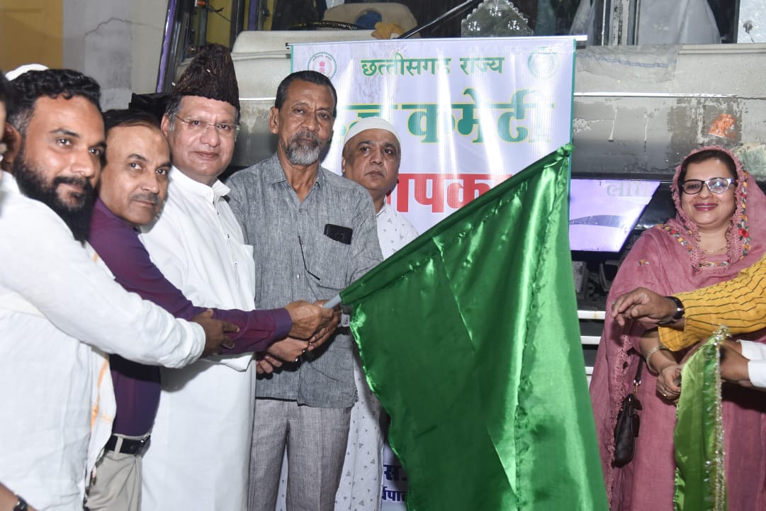 288 Hajis of the state left for Haj Safar, Chhattisgarh State Committee Chairman Mohammad Aslam Khan, Haj Committee Executive Officer Secretary Dr. Sajid Ahmed Farooqui, Haj Committee members Imran Khan, Mohammad Imran, Dr. Mrs. Rubina Alvi, Haji Abdul Razzaq Khan, Maharashtra Haj Committee Chairman Asif Usman Khan, Chhattisgarh, Khabargali