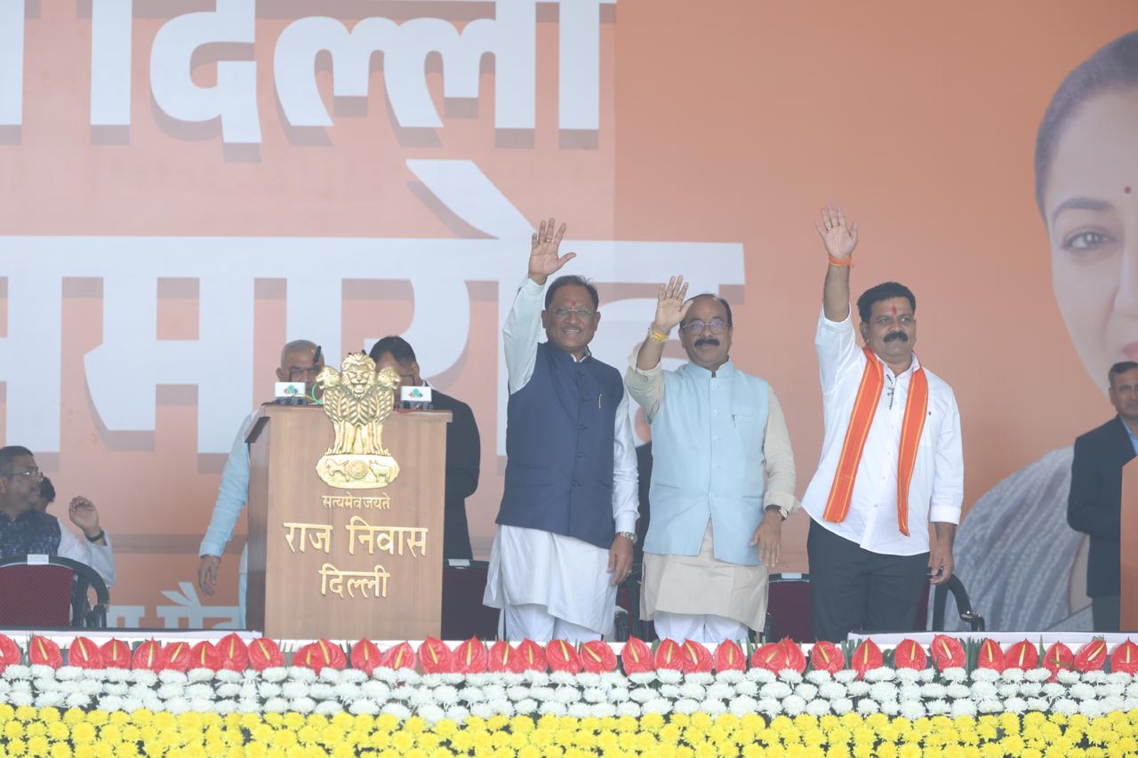 When Prime Minister Modi held the hand of Vishnudev Sai, special intimacy was seen on the stage, Rekha Gupta took oath as the Chief Minister of Delhi along with six ministers, Khabargali
