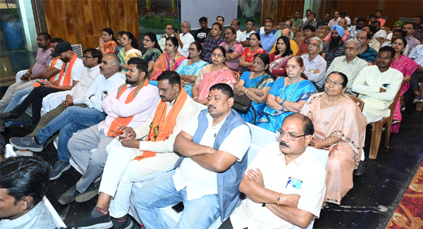 Become a councillor, not a contractor: Dr. Raman Singh 52 councillors including Mayor Meenal Choubey felicitated at Maharashtra Mandal Raipur, Chhattisgarh, Khabargali