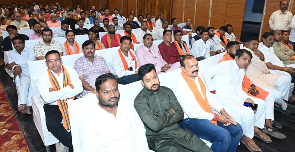 Become a councillor, not a contractor: Dr. Raman Singh 52 councillors including Mayor Meenal Choubey felicitated at Maharashtra Mandal Raipur, Chhattisgarh, Khabargali