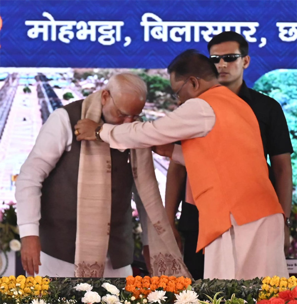 A symbol of women empowerment of Chhattisgarh, a momento of Bilasa Devi Kewat and a handmade shawl made of Kosa silk, a symbol of weaving, culture and living traditions, were presented to Prime Minister Modi, Khabargali